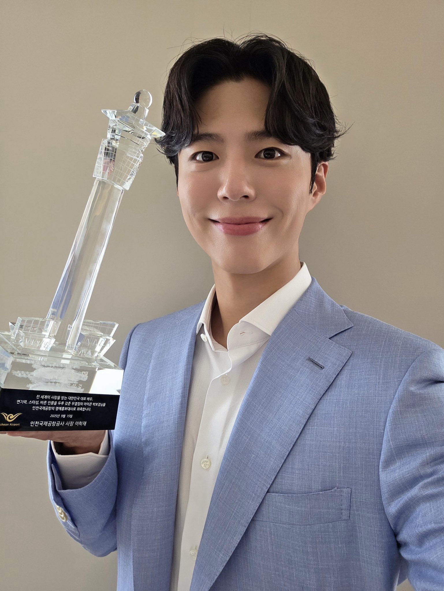 Park Bo-gum durante ações promocionais do Aeroporto de Incheon