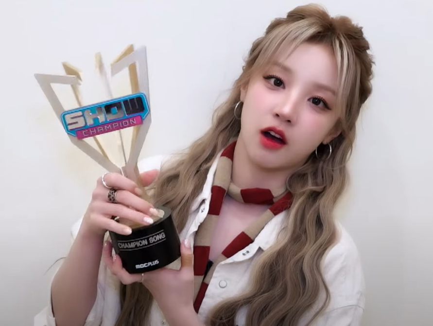 Yuqi celebrando a vitória solo no Show Champion