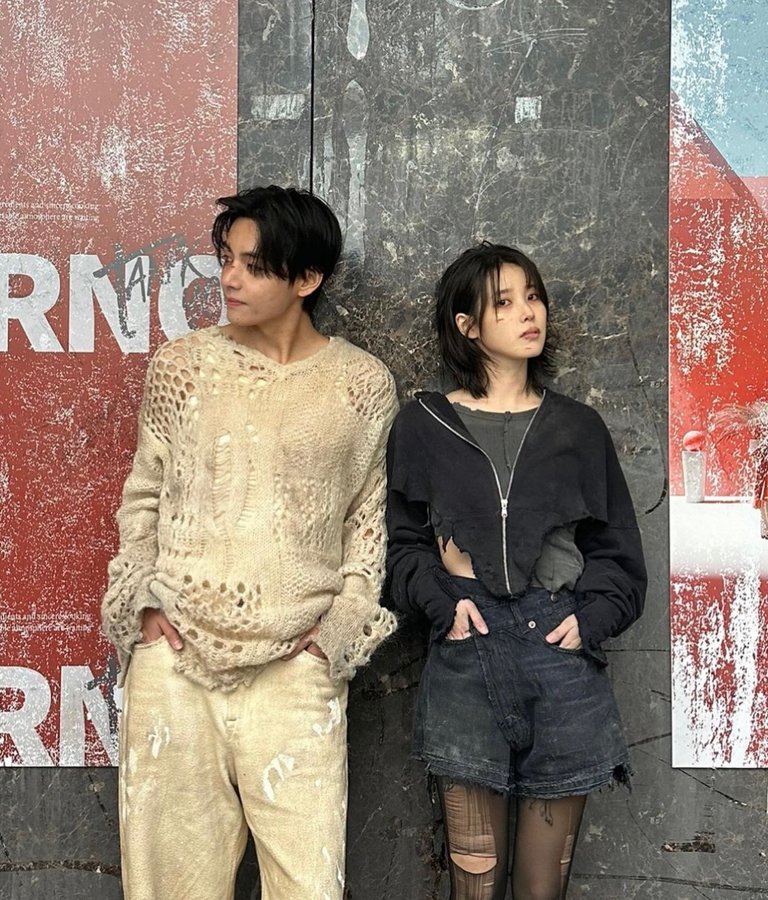 IU no videoclipe Love Wins All, estrelado também por V do BTS