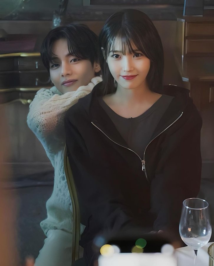 IU e V em cena do videoclipe Love Wins All