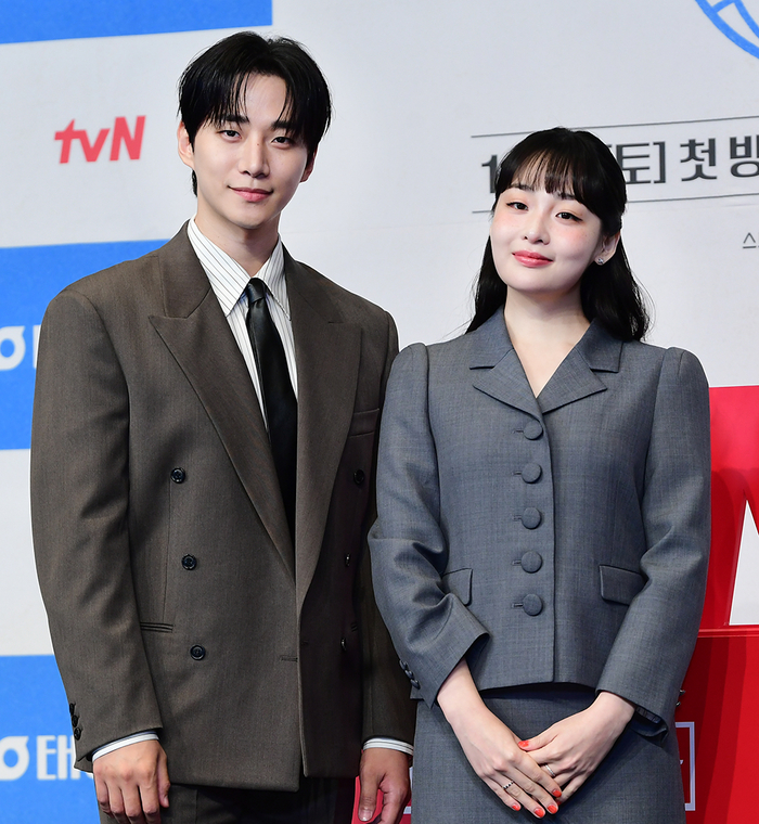 Poster oficial do dorama Taepung Company da tvN