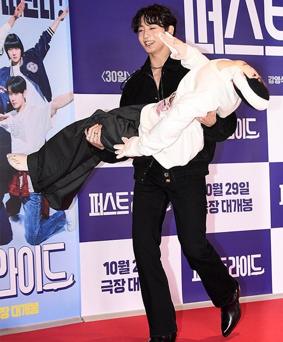 Elenco de The First Ride em cena de viagem