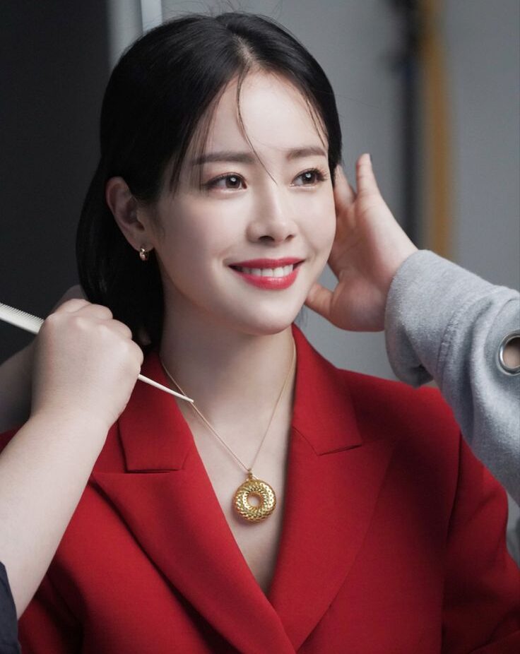 Atriz coreana Han Ji-min sorrindo em ensaio de divulgação