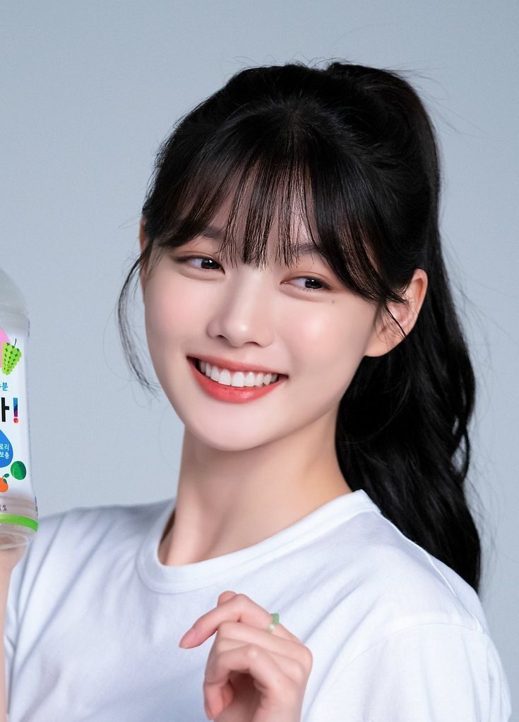 Kim Yoo-jung em ensaio fotográfico.