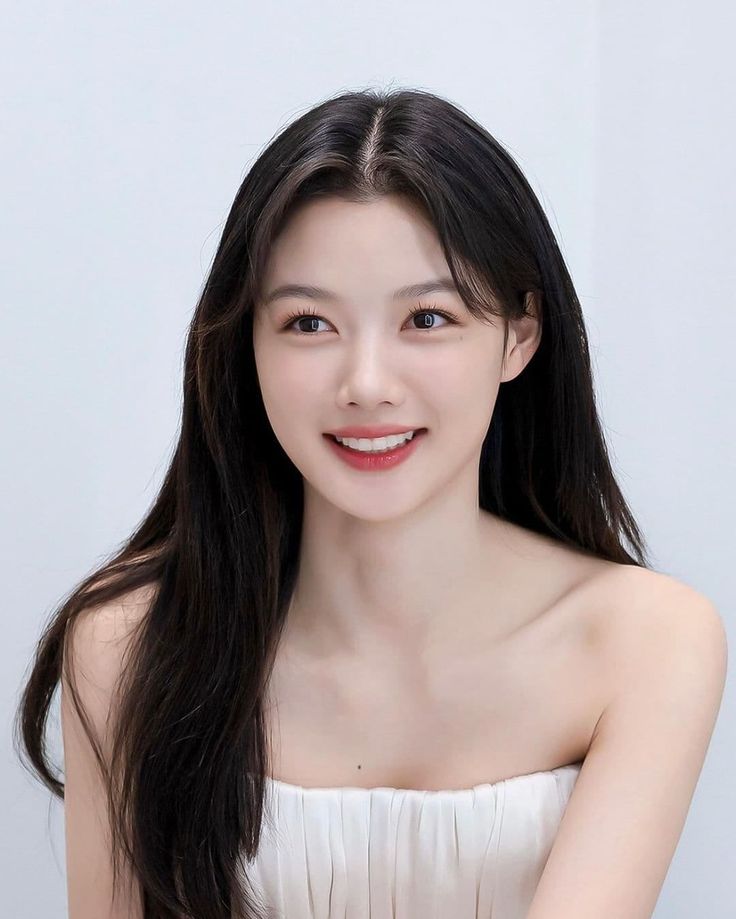 Atriz coreana Kim Yoo-jung sorrindo