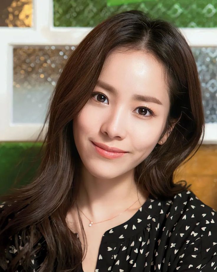Han Ji-min em cena de drama com pele hidratada e maquiagem leve