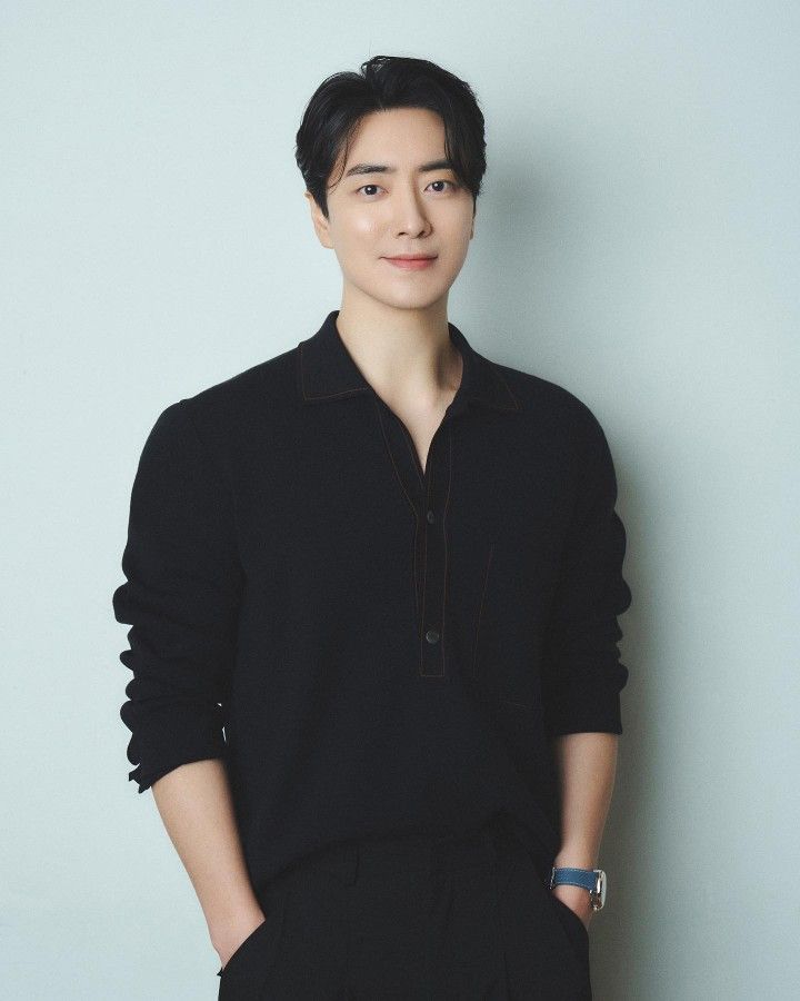 Ator coreano Lee Jun Hyuk sorrindo em ensaio de divulgação