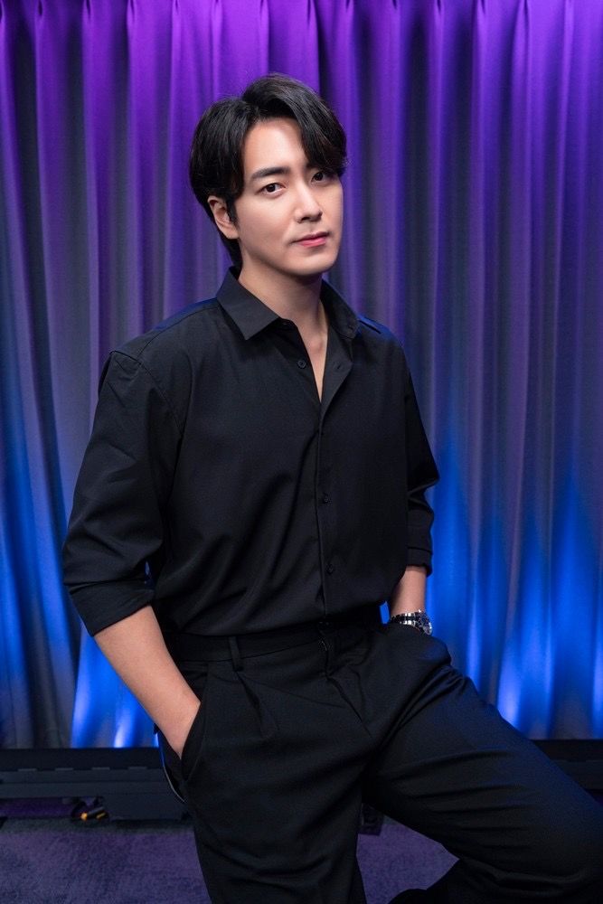 Lee Jun Hyuk em um tapete vermelho