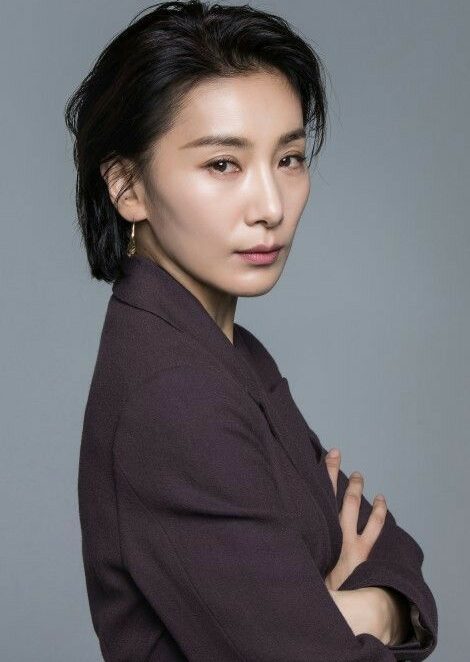 Kim Seo Hyung como Kim Joo Young em SKY Castle