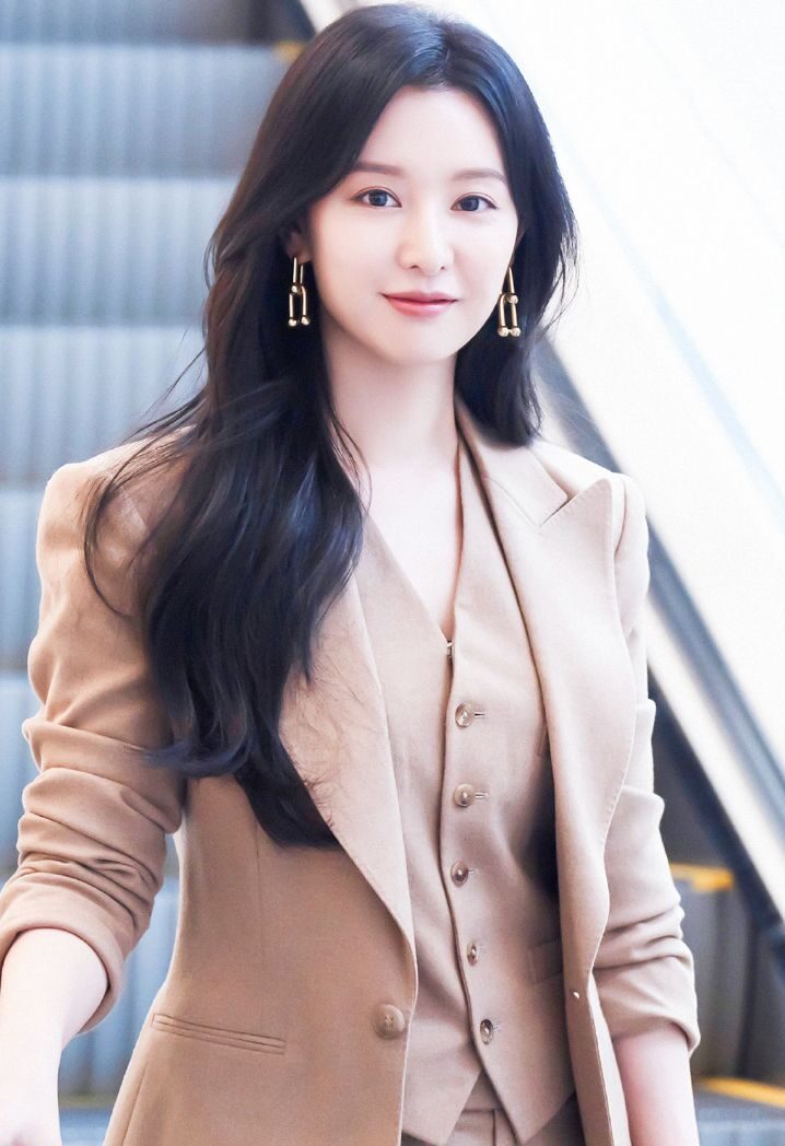 Kim Ji Won em ensaio fotogr&aacute;fico