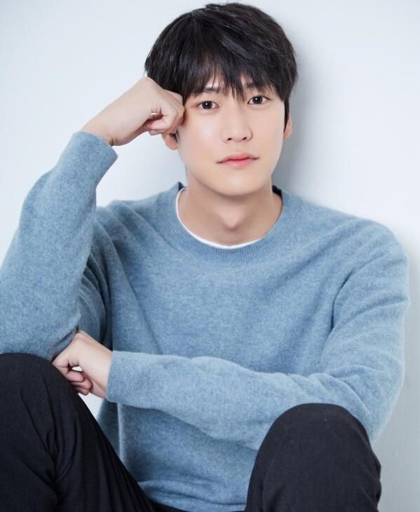 Na In-woo em ensaio fotogr&aacute;fico elegante